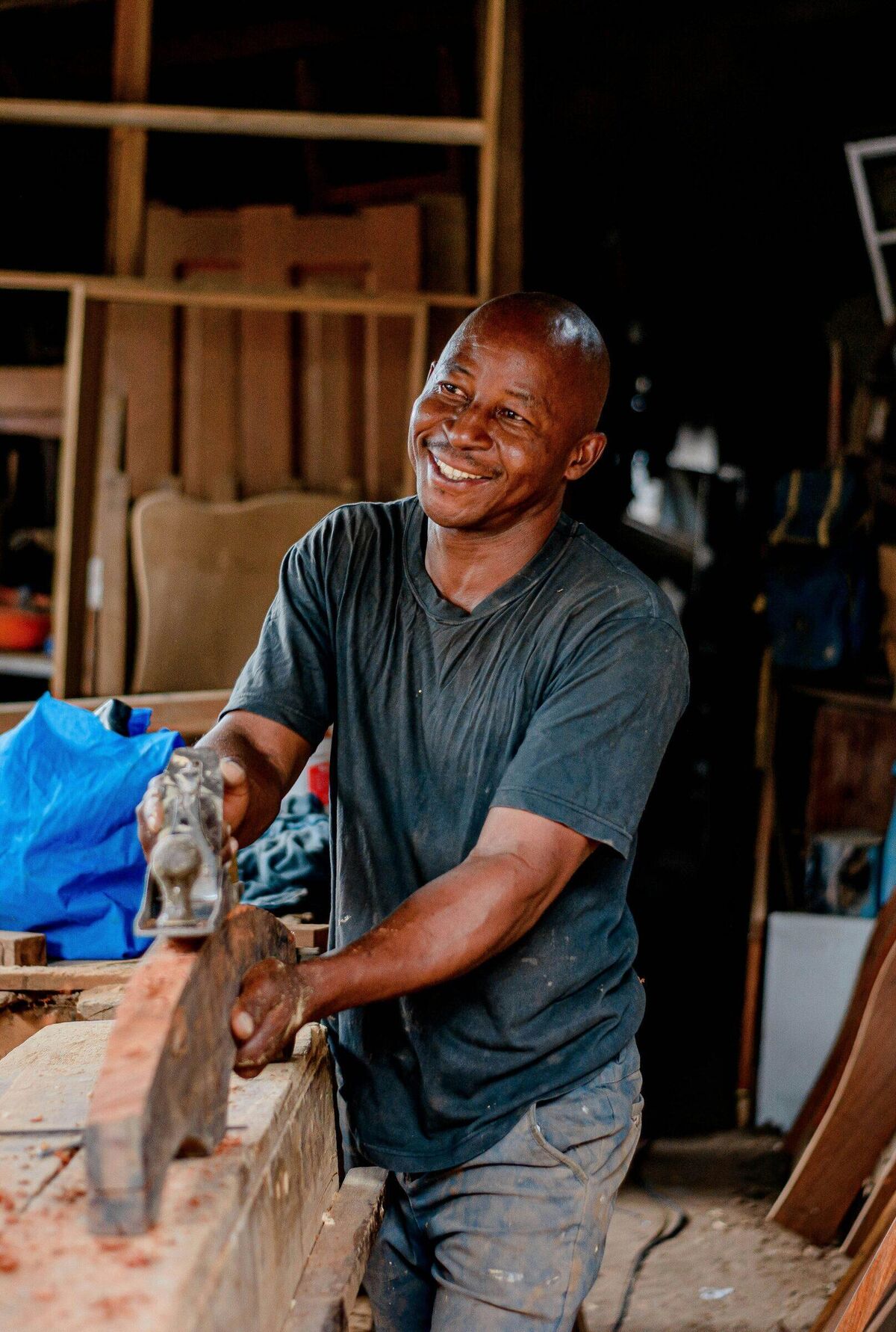 Apprenti menuisier au travail